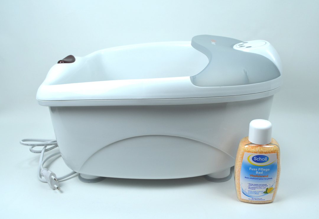 Die spezielle Kombination natürlicher Öle aus Orange und Minze mit Urea, die das Scholl Fuss Pflege Bad bietet, unterstützt die Fusspflege mit dem Fusssprudelbad. 