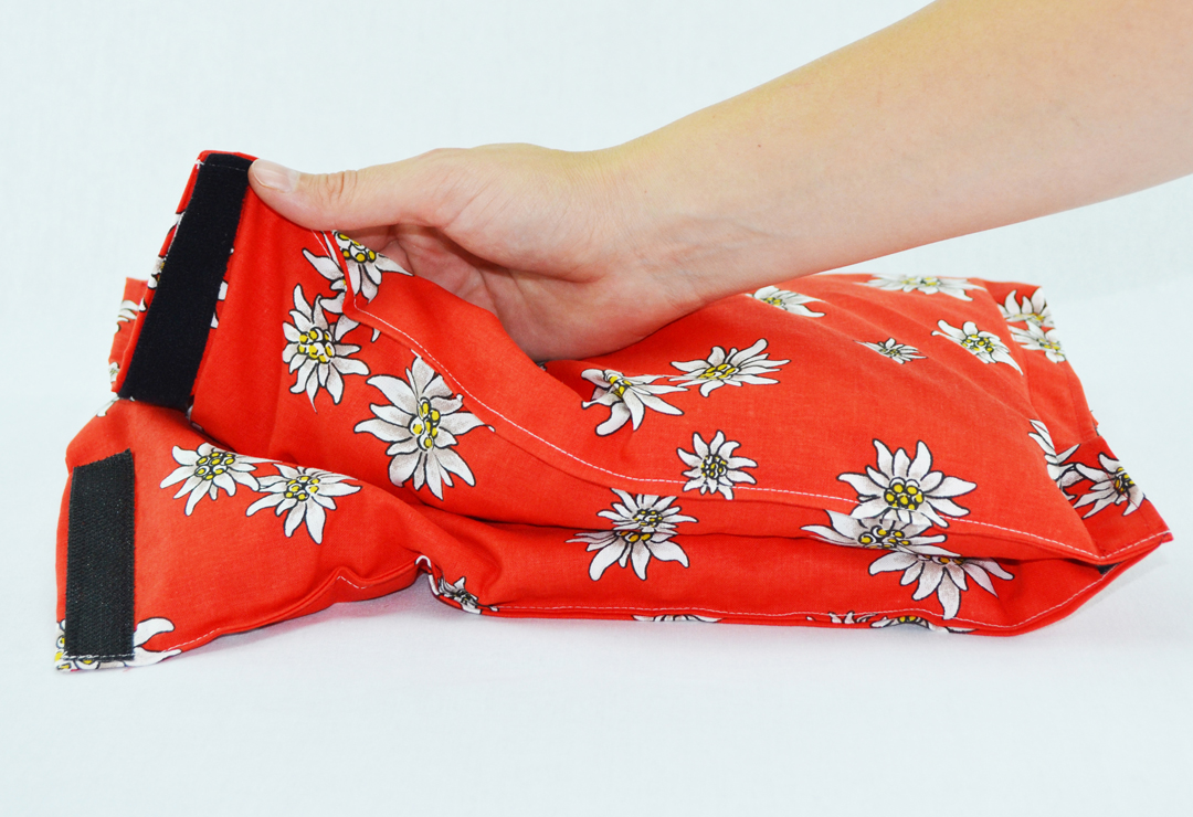The cherry stone pillow can be folded up to a smaller size thanks to the Velcro fasteners.