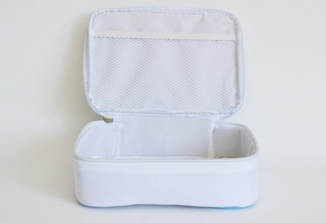 Stable storage box made of fabric featuring a zipper.