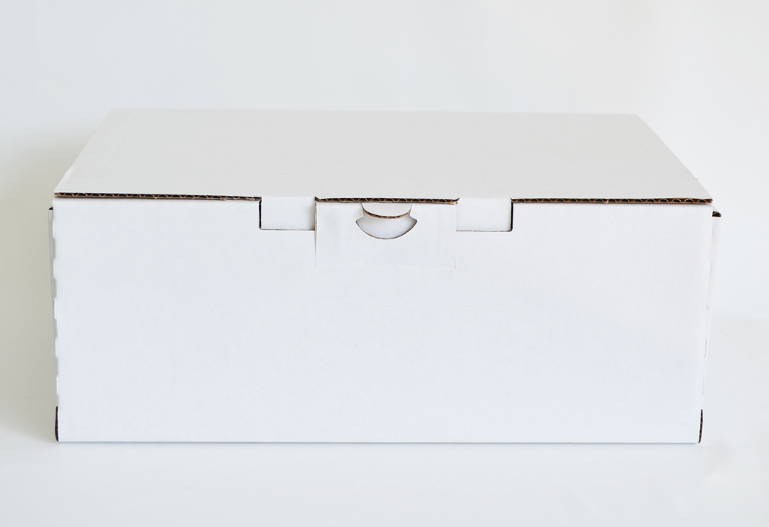 Boîte en carton pratique pour stocker, transporter ou expédier des objets ou des documents.