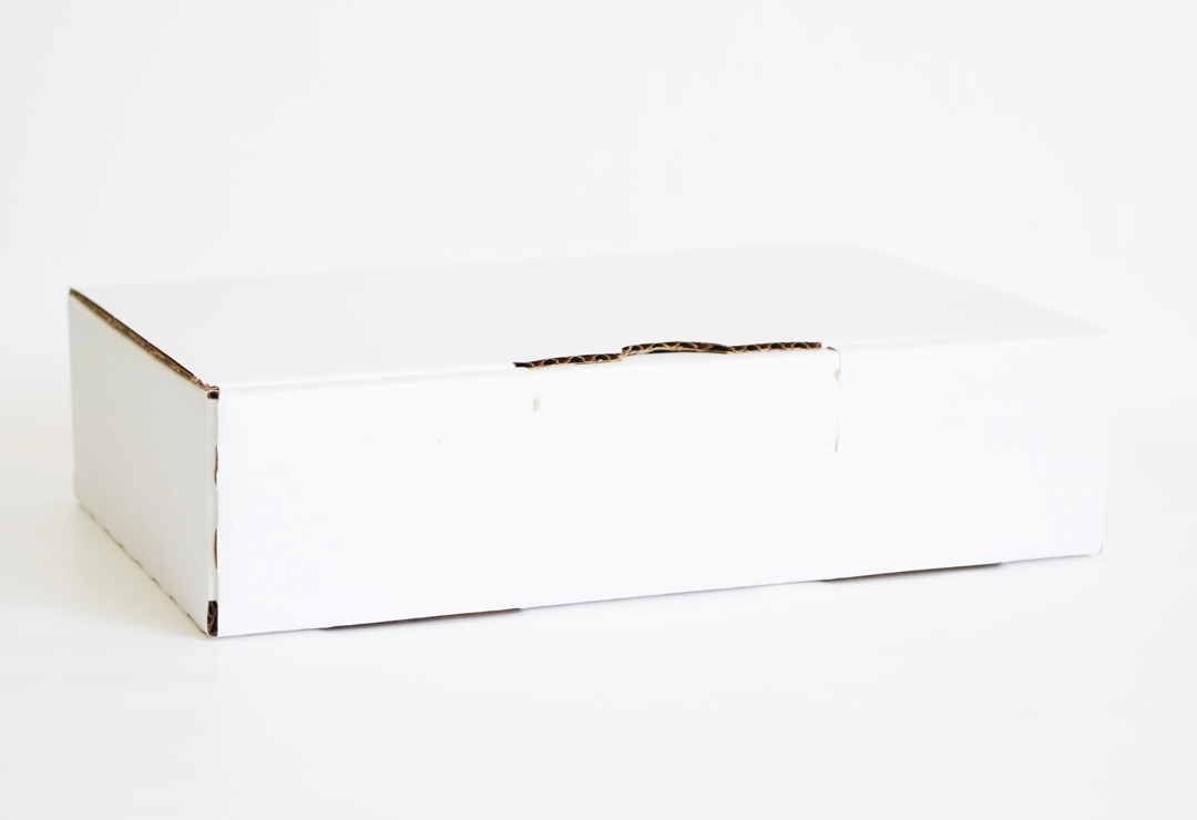 Scatola di cartone di piccole dimensioni pratica per tenere, trasportare o spedire degli articoli.