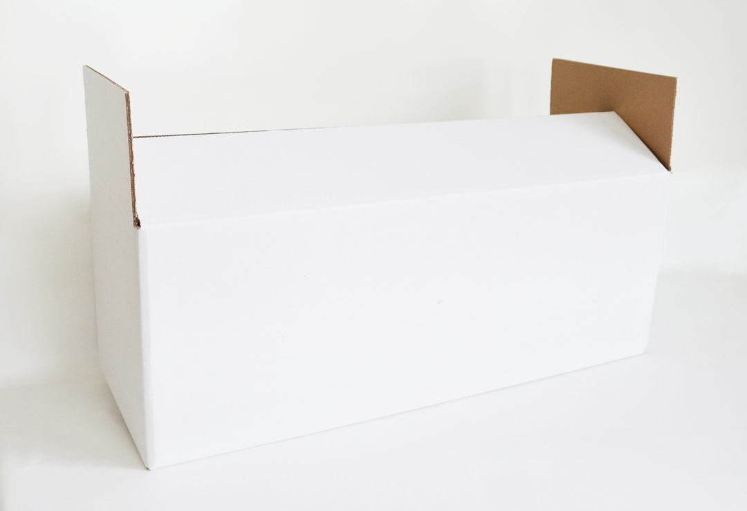 Scatola di cartone utile in bianco neutro (superfici esterne), adatto per lo stoccaggio, la spedizione o il trasporto di oggetti.