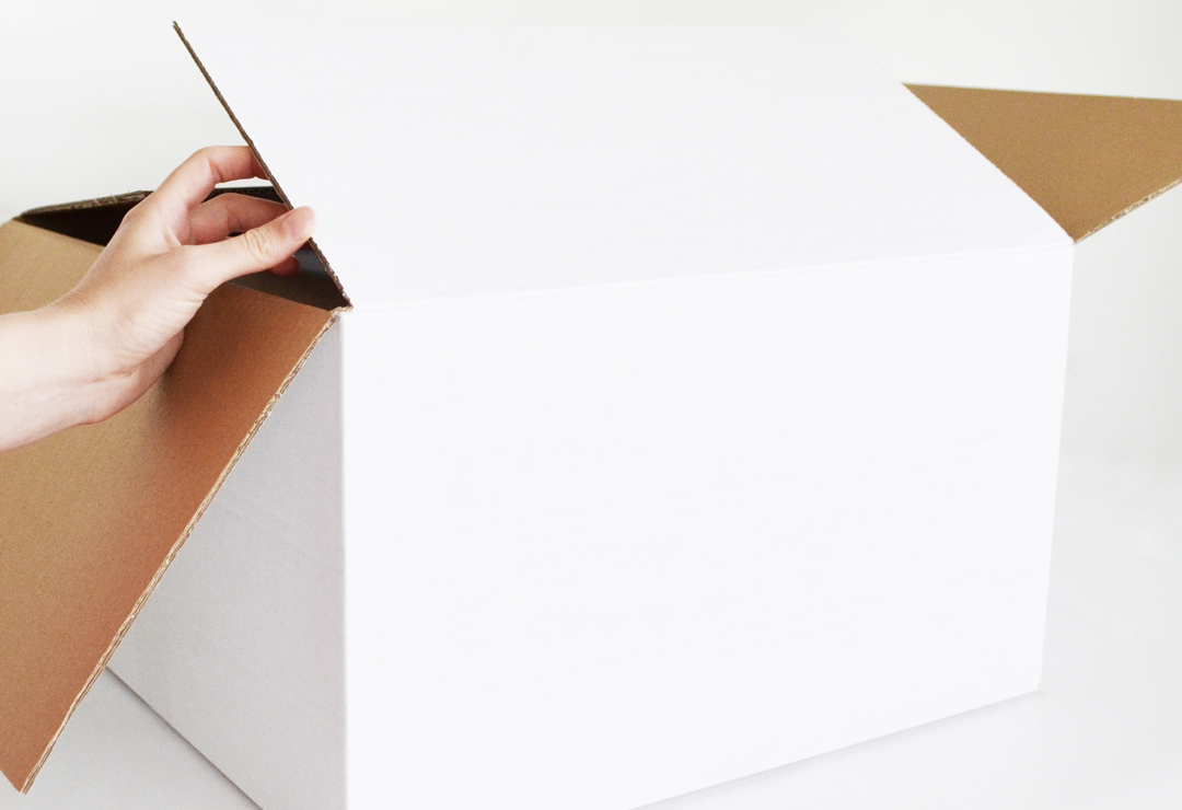 Boîte en carton pratique pour stocker, transporter ou expédier des objets ou des documents.