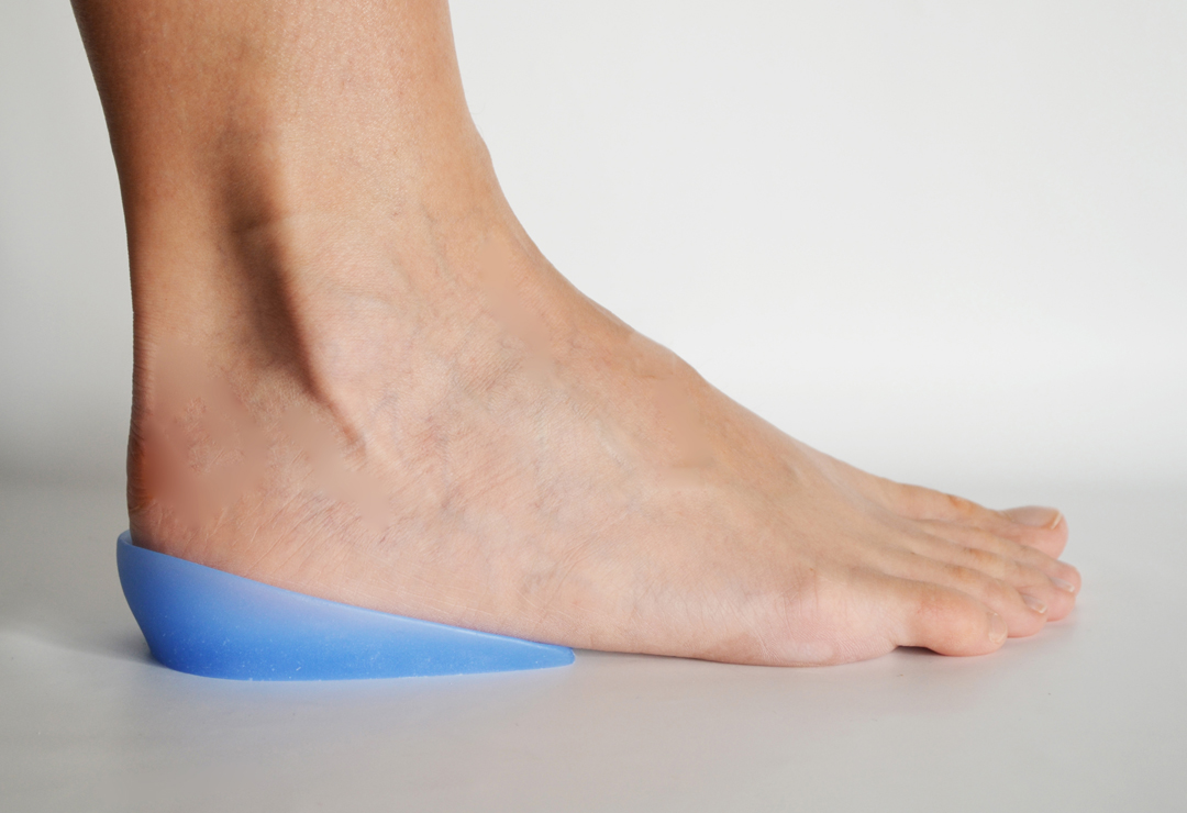 Heel cushion made of silicone with a stabilizing wall