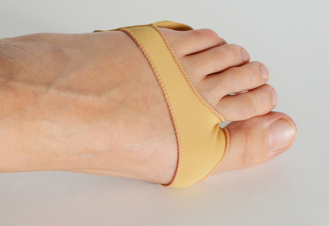 The forefoot padding reduces the stress on the ball of the foot