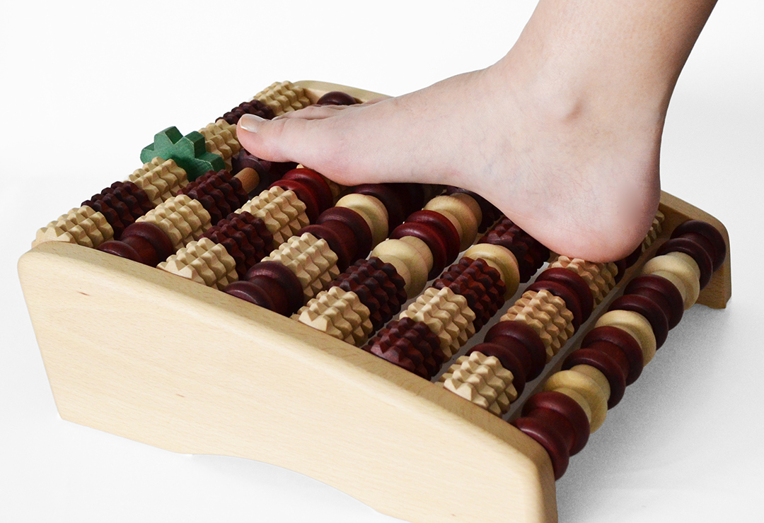 Massage naturel des pieds : avec le rouleau de pied en bois PediVital