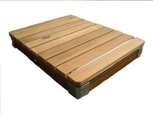 Platzsparend, flexibel einsetzbar und sicher: Die Design Gartendusche aus Teakholz erfrischt mit einem besonderen Düsensystem.
