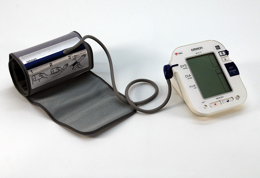 Vollautomatisches Blutdruckmessgerät für den Oberarm mit Speicherplätzen für 2 Personen, Beachtung des Morgenblutdrucks, USB-Kabel und Software