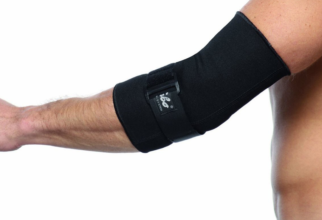 Le bandage de coude Turbo Med aide à prévenir les mouvements les plus extrêmes de l'articulation du coude, en particulier lorsque vous souffrez d'arthrite, et le maintient stable