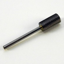 Punta in metallo duro argento a forma di grosso cilindro. La punta a grana fine pu&ograve; essere usata per diversi lavori sulle unghie artificiali. 
