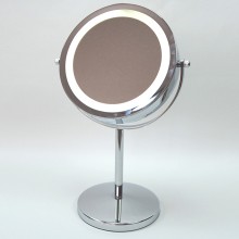 Medisana Kosmetikspiegel CM 840 mit stabilem Standfuss und hellen LEDs.