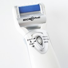 Hornhaut schneller und sicherer entfernen: das Micro Pedi nimmt Ihnen auf Knopfdruck die Arbeit ab.