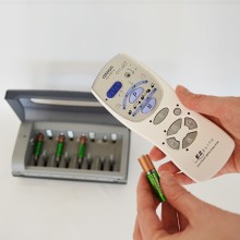 Appareil de massage TENS combiné avec le multi-chargeur universel pour piles Duracell ainsi que 4 piles AAA rechargeables.