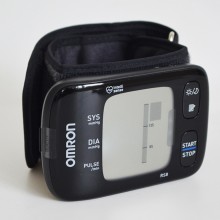 Blutdruckmessgerät für die Messung am Handgelenk mit patentierter Technologie, großem Display und benutzerfreundlichem Design.