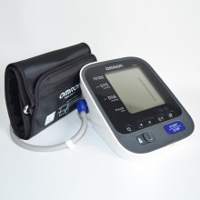 Das kompakte Blutdruckmessgerät für den Oberarm Omron M6 AC ist angenehm zu bedienen und verfügt über eine sehr große Anzeige. <br>