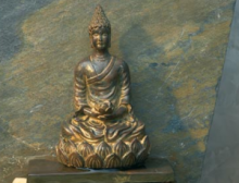 Die Buddha-Statue verspricht Glück, Gesundheit und ein gutes Leben, während mit dem Wasser Energien zum Fließen gebracht werden.