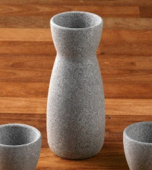 La carafe permet de servir le saké, mais convient également pour votre huile préférée.