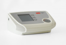 Blutdruckmessgerät für den Oberarm mit akustischem Zeitsignal für Blutdruckmessung und Medikamenteneinnahme.
