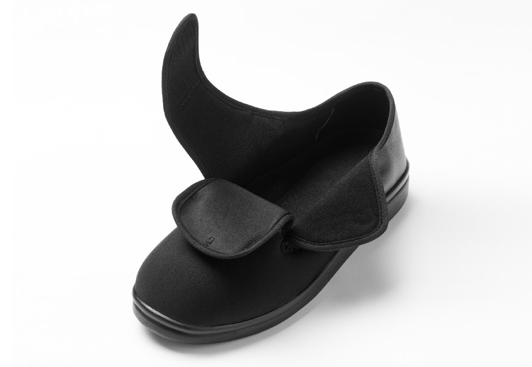 The Promed Wallgau therapy shoe is equipped with Velcro fasteners