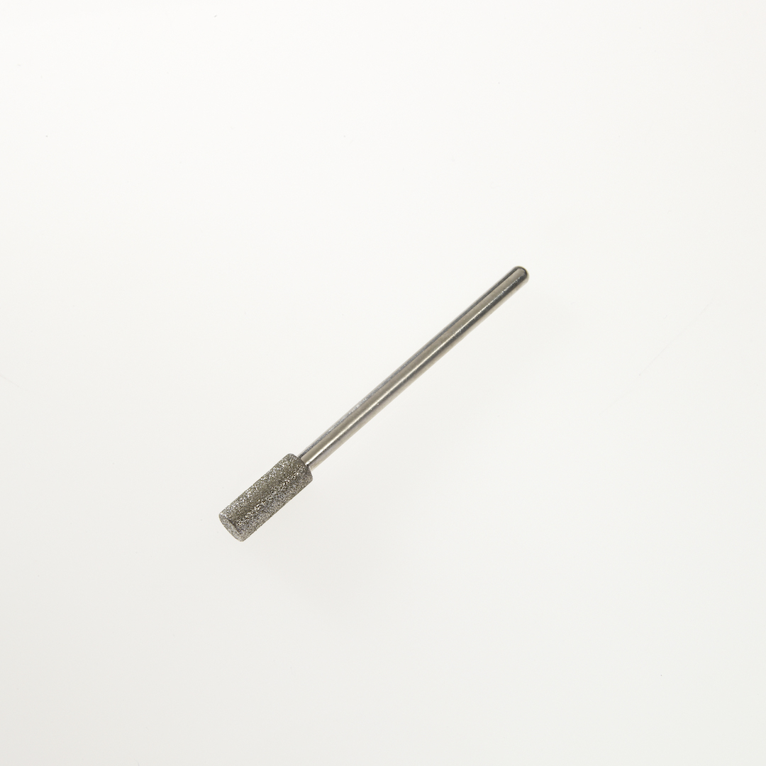 The cylinder diamond bit is ideal for thinning strong nail thickening.