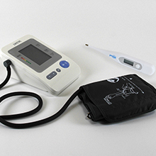 Blutdruckmessgerät Beurer Sanitas SBM 21 und Fieberthermometer Medisana Promed PFT3.7