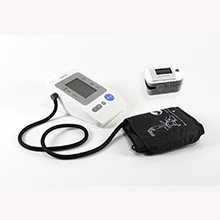 Set utile: misuratore della pressione sanguigna da braccio Beurer Sanitas SBM21 e pulsossimetro Medisana PM100