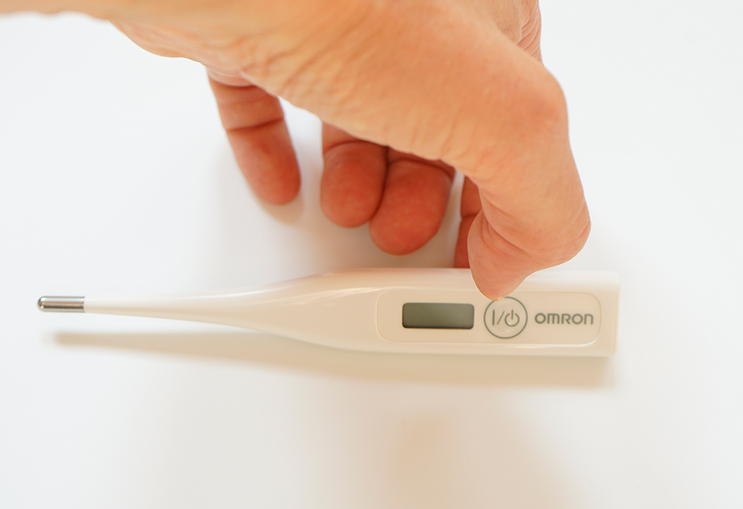 Misurazione della febbre per via orale, rettale o assiale con Omron Eco Temp Basic premendo un pulsante