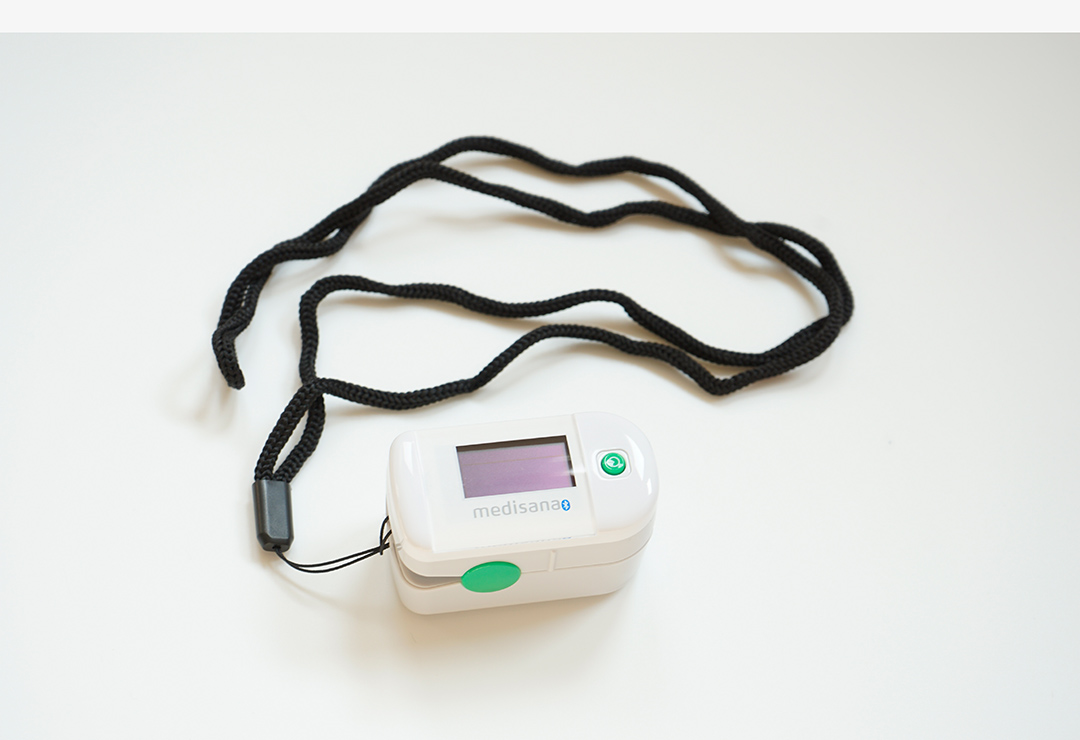Der Pulsoximeter Medisana PM 100 Connect misst die Sauerstoffsättigung im Blut und den Pulswert