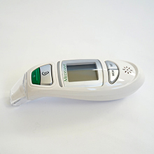 Messen Sie mit dem Medisana TM 750 die Körpertemperatur an der Stirn oder im Ohr sowie die Temperatur von Flüssigkeiten, Oberflächen und der Umgebung. 