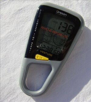 Tragbarer Höhenmesser, der auch über Luftdruck, Temperatur, Wetter und Uhrzeit informiert sowie einen digitalen Kompass umfasst.