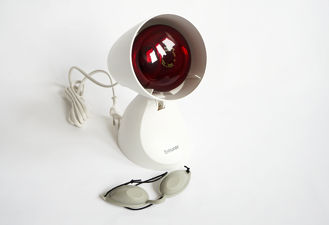 Gli occhiali protettivi per gli occhi sono inclusi con la luce a infrarossi Beurer IL 11