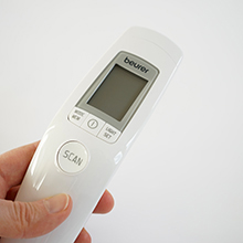 Das Beurer FT90 Fieberthermometer ist praktisch geformt 