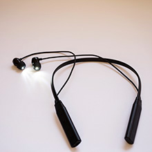 Terapia della luce attraverso il condotto uditivo con il piccolo e leggero Valkee 3 Wireless