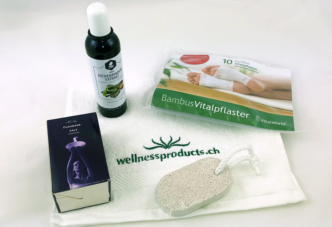 Verwöhnpaket für Füsse und Körper: Helfe Fussbadesalz, Eichenrinde-Extrakt, SwissVitalWorld Bambuspflaster, Bimsstein und Handtuch