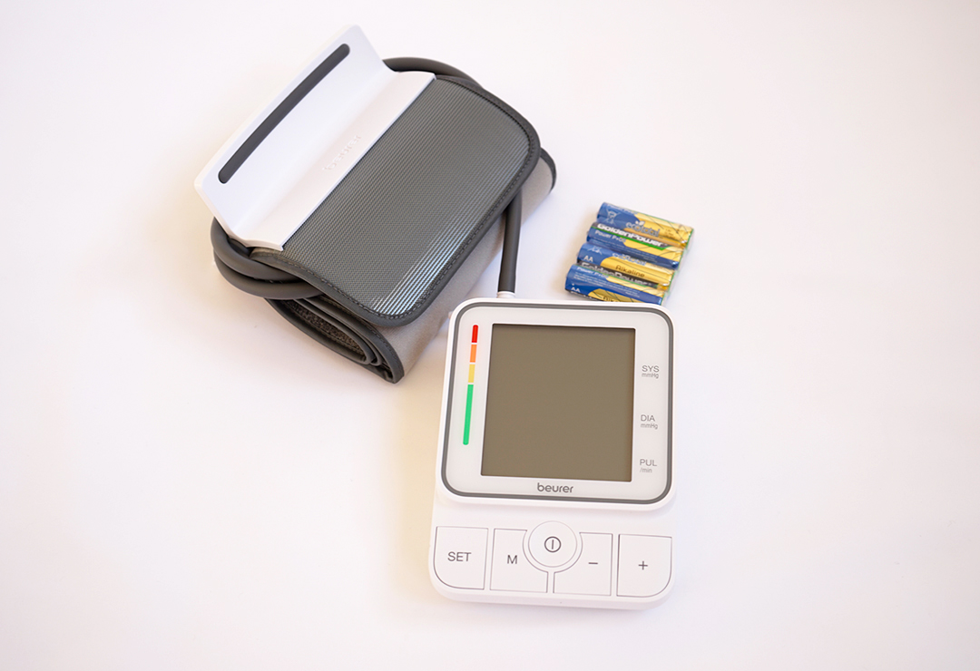 Il misuratore di pressione sanguigna Beurer BM 51 completo di batterie e bracciale