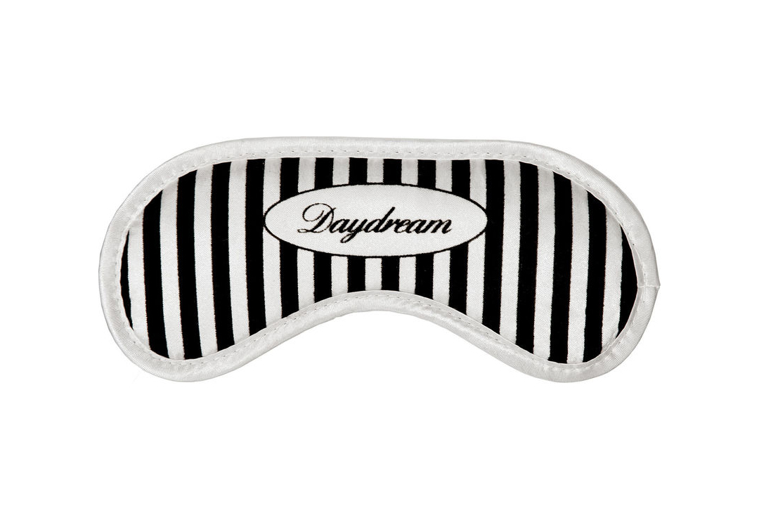 Elegante per la notte: la maschera per dormire Daydream Cottage Stripes con motivo a righe