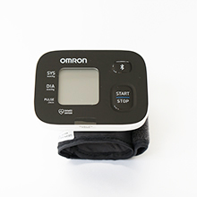 Omron RS3 Intelli IT misuratore di pressione sanguigna da polso
