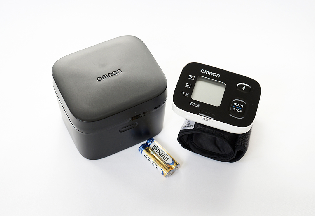 Omron RS3 Intelli IT completo di batterie e box