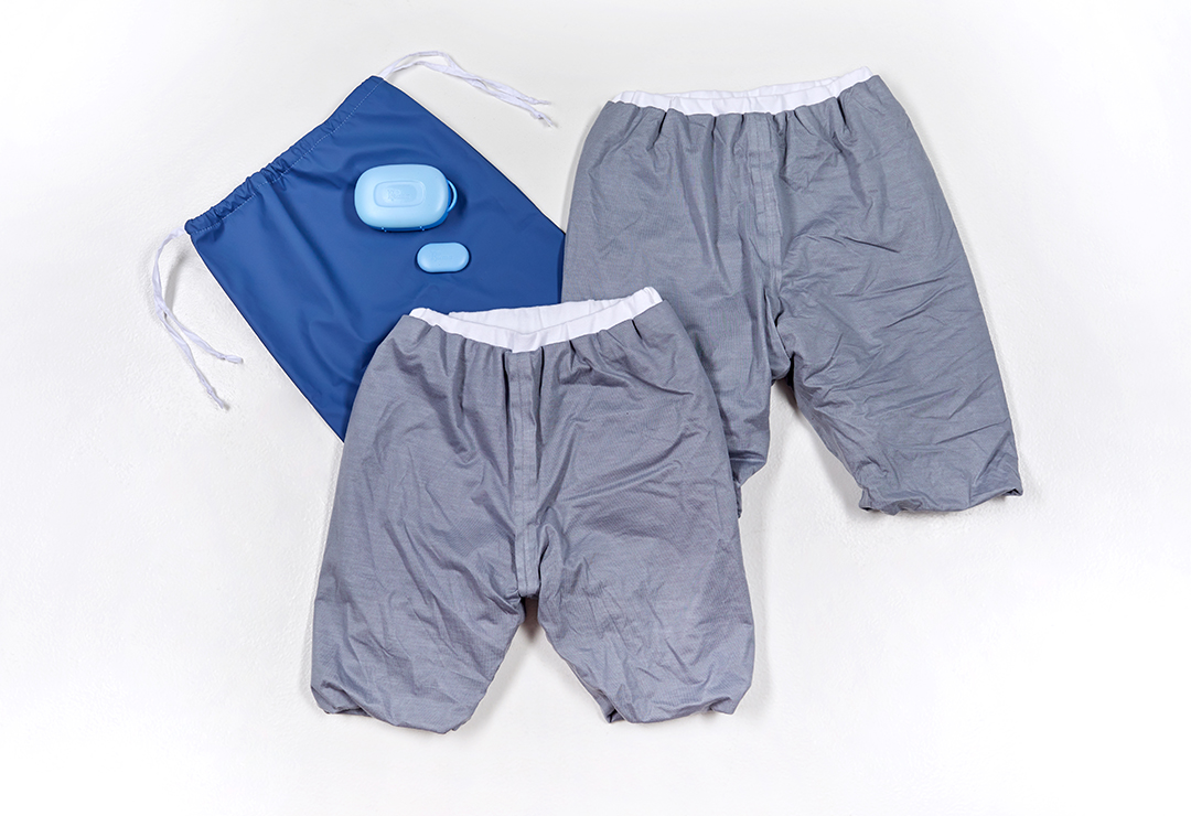 Set di due pantaloncini per il trattamento dell'enuresi Pjama Small, l'allarme per l'enuresi e una borsa Pjama