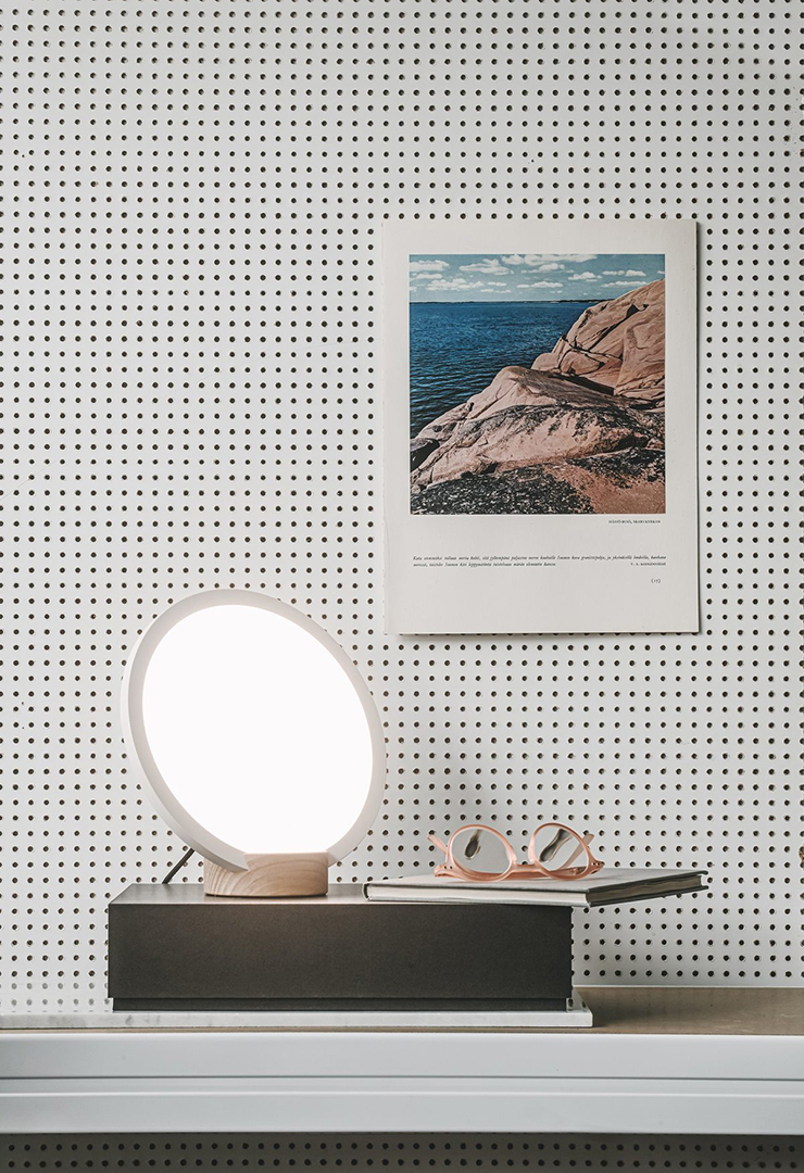The Innojok Epic can be used as a light therapy lamp, but also as a stylish table lamp