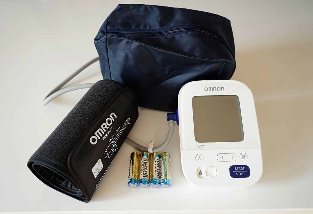 Omron M3 Comfort with batteries, cuff and storage bag