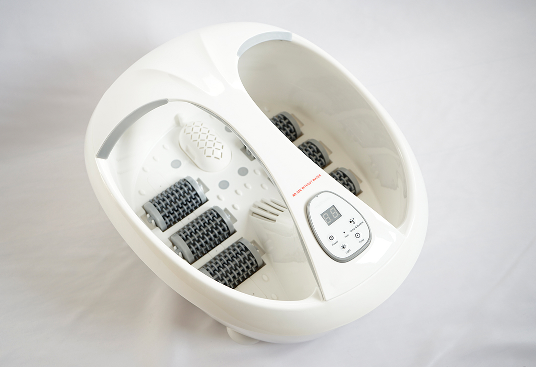 The 6 massage rollers of the Medisana FS 888 are used to massage the underside of the feet