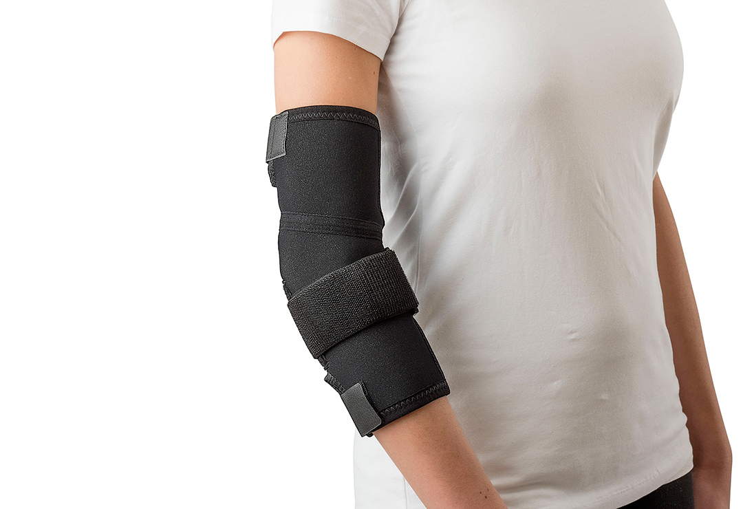 La bandage pour coude Cubitumed Epi peut être portée sur le bras droit ou gauche
