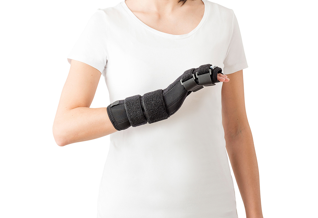 L'orthèse de poignet Manufixe permet également de stabiliser les phalanges des doigts