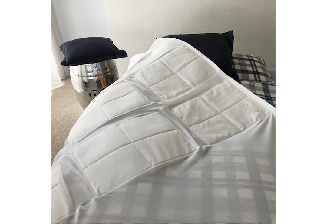 Die E.COOLINE kühlende Bettdecke lässt sich in Sekunden aktivieren