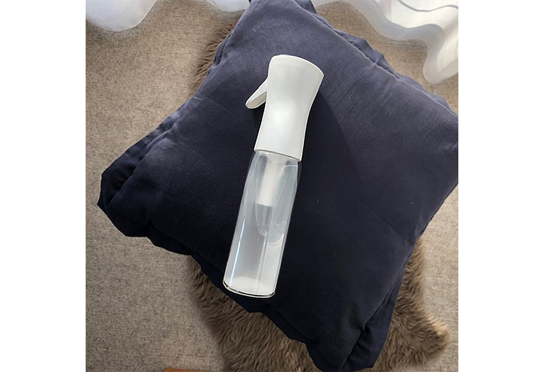 Spray bottle to select targeted areas on the E.COOLINE cooling comforter