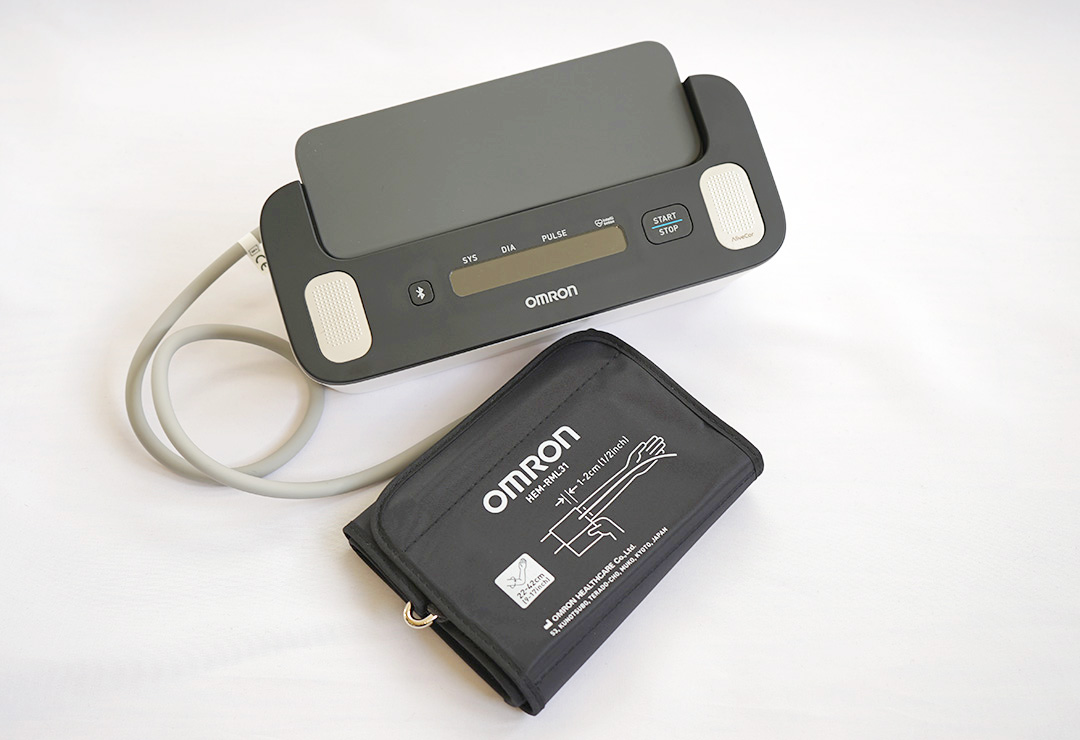 Omron Complete HEM-7530T-E3 Monitor della pressione sanguigna del braccio superiore con funzione di misurazione ECG