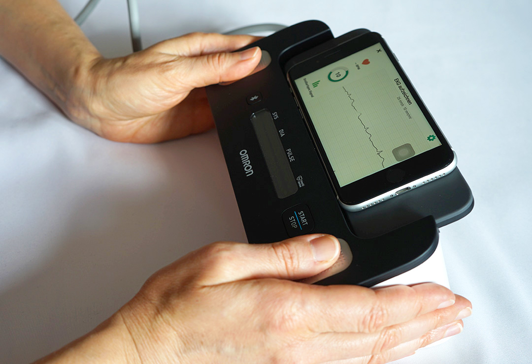 EKG-Messung mit dem Omron Complete HEM-7530T-E3 (Smartphone in der Lieferung nicht enthalten)