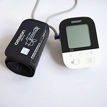 Easy-to-use Omron M4 Intelli IT blood pressure monitor for the upper arm in reliable Omron quality 
