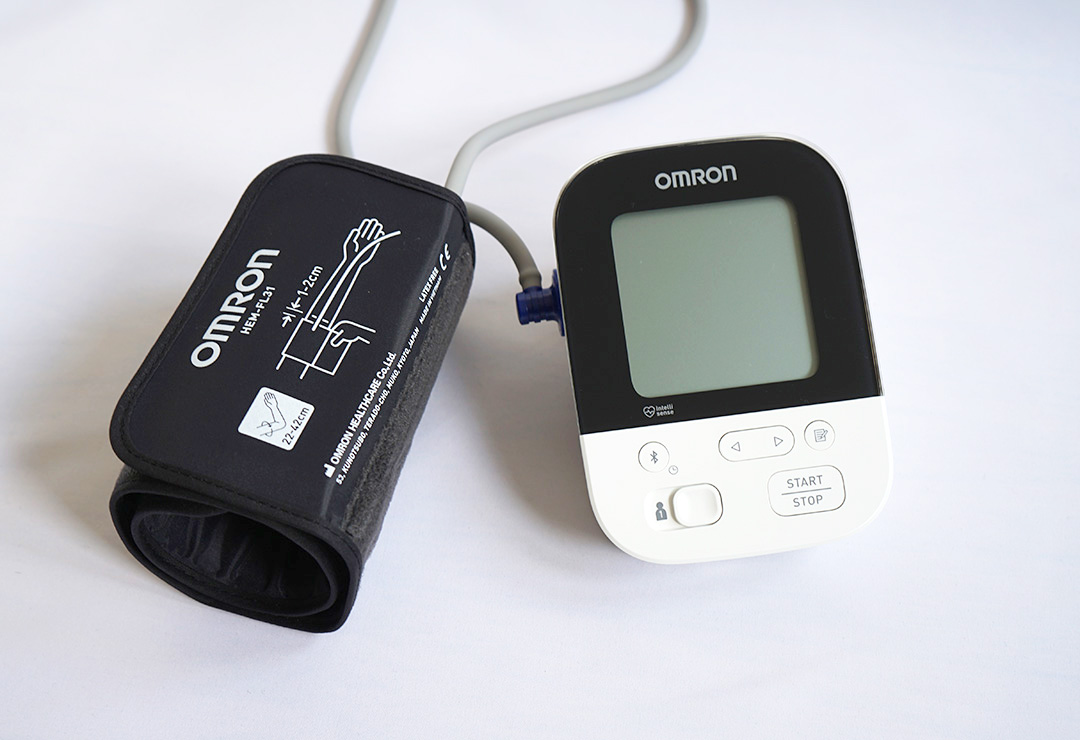 Einfach zu bedienendes Blutdruckmessgerät Omron M4 Intelli IT für den Oberarm in verlässlicher Omron-Qualität 